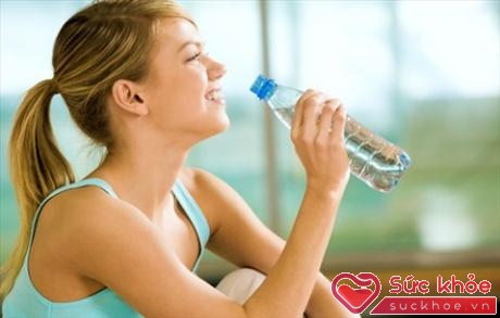 Uống đủ nước cũng là cách giúp cải thiện khản tiếng