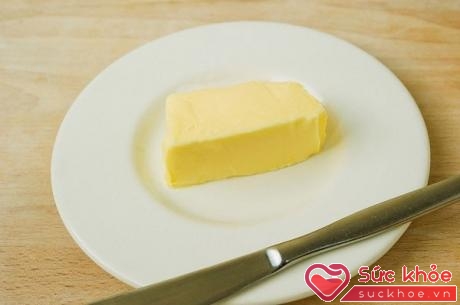 Bơ rất giàu chất béo nên nếu cho bơ vào cháo mẹ nên bớt chút dầu/ mỡ ăn.