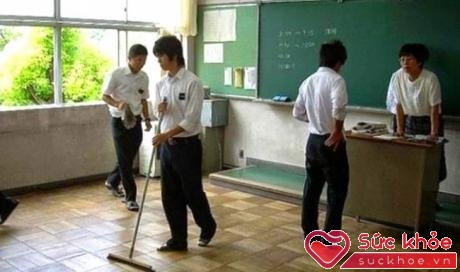 Trong trường học ở Nhật Bản, học sinh phải làm vệ sinh lớp học, nhà ăn, và thậm chí cả nhà vệ sinh