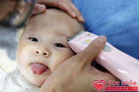 Cạo trọc đầu cho bé khiến việc điều hòa thân nhiệt bị suy giảm