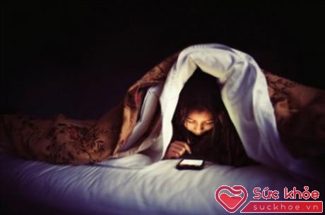 Rất nhiều người trẻ không thể không dùng điện thoại trước khi ngủ