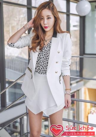 Áo blazer trùm hông là sự bổ sung hoàn hảo giúp bạn trở thành quý cô nổi bật chốn văn phòng.