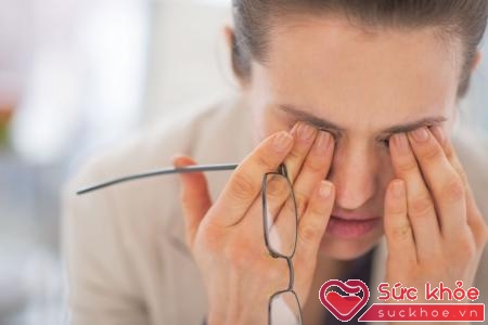 Khô và mỏi mắt là hai triệu chứng rất thường gặp trong cuộc sống hiện đại