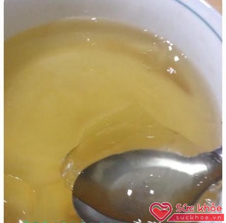 Khi vò cùng với nước, thạch sẽ có màu hơi vàng vàng, ăn rất ngon nếu cho thêm đường và nước cốt dừa