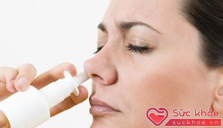 Thuốc dạng xịt có thể vào sâu được khoang mũi.