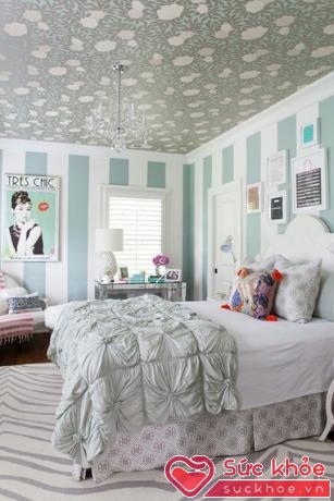 Hay đối với những căn phòng có màu sơn tường sáng sủa, bạn cũng có thể dùng giấy dán tường có in hoa văn màu sắc, tạo nên sự hài hòa, ấm cúng.