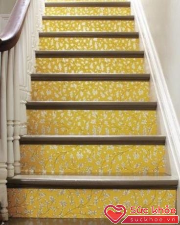 Bạn cũng có thể sử dụng giấy dán tường với họa tiết hoa vàng cổ điển mang lại sự sang trọng, quyến rũ cho căn nhà.