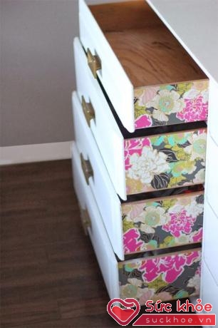 Đối với những chiếc tủ đồ sơn màu trắng tinh, bạn có thể dùng giấy dán hoa văn sặc sỡ để làm nổi bật cho những chiếc ngăn kéo tủ mỗi lần kéo ra, kéo vào.