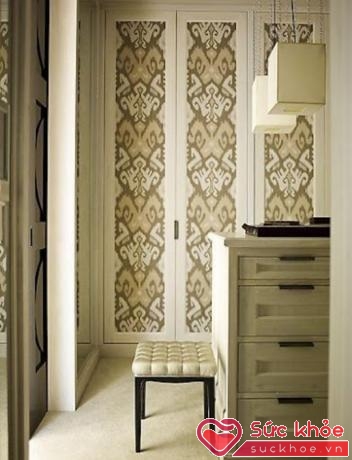 Màu sắc và họa tiết sang trọng của giấy dán tường sẽ làm gia tăng phong cách quý phái cho hệ thống cửa ra vào.