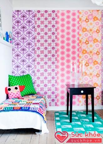 Màu giấy dán tường kết hợp với những đồ nội thất chăn, ga, gối, đệm trong nhà sẽ đem lại sự vui nhộn và bắt mắt