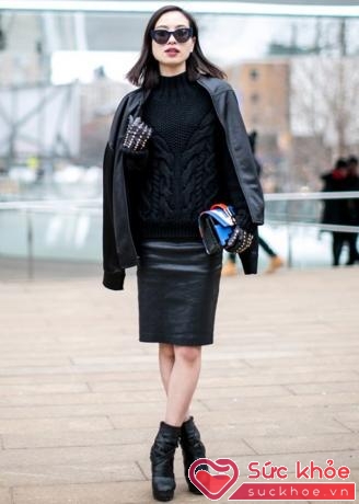 Nếu như bạn chọn một chiếc áo len vặn thừng màu đen, hãy mạnh dạn bổ sung thêm màu sắc cho trang phục với túi xách mang tông màu nổi bật.