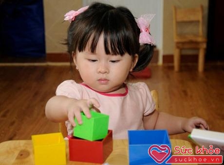 Ở mốc phát triển của trẻ 3-4 tuổi, trẻ có thể lắp ráp được các hình khối xếp lên nhau