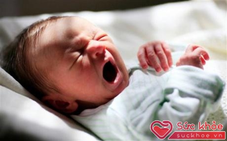 Khi thăm em bé mới sinh, mọi người nên đến với tâm trạng vui vẻ, cầu chúc an lành và khỏe mạnh cho bé