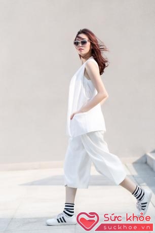 Những đôi giày sneaker trắng trở thành điểm nhấn chủ đạo về style mùa hè cho những cô gái sành mốt.