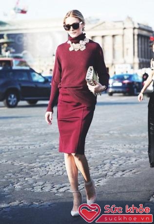 Chiếc áo len cao cổ sắc đỏ burgundy (đỏ rượu vang) đang là xu hướng với chân váy bút chì cùng tông màu. Tổng thể trang phục thu hút hơn nhờ khéo léo phối hợp với vòng cổ kết hoa đầy nữ tính và túi xách cầm tay phong cách.