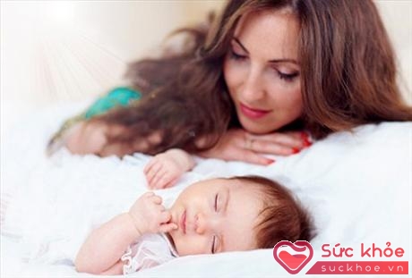 Cha mẹ ngủ cùng trẻ sẽ giúp giảm nguy cơ tử vong đột ngột trong đêm của trẻ.