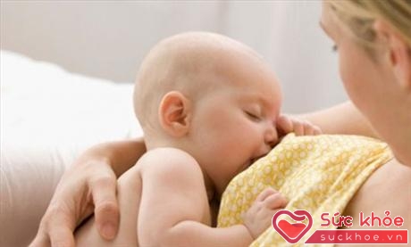Ngủ cùng trẻ mẹ sẽ dễ dàng cho trẻ bú thường xuyên dù trẻ có đang ngủ mơ màng đi chăng nữa.