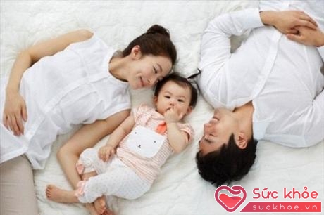 Ngủ cùng trẻ sẽ tạo ra những liên kết tình cảm yêu thương vô hình giữa trẻ và bố mẹ.