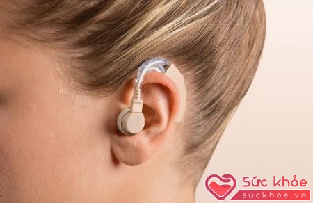 Máy trợ thính giúp người suy giảm sức nghe tiếp nhận âm thanh.