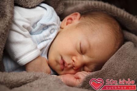 Hãy đánh thức bé dậy sớm hơn một chút vào mỗi buổi sáng để khuyến khích bé ngủ thêm vào buổi đêm