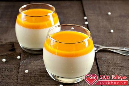 Vị chua chua ngọt ngọt của gelee cam giúp cho phần Panna cotta béo mà không ngán.