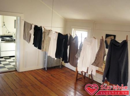 Nếu phơi khô quần áo trong nhà không có ánh nắng sẽ làm tăng độ ẩm trong không khí do đó dễ sinh nấm mốc gây bệnh