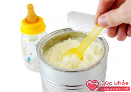 Một số bà mẹ thiếu hoặc không có sữa thì đành phải cho trẻ ăn các loại sữa bột công thức dành cho trẻ nhỏ