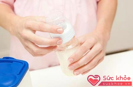 Sai lầm khi thêm nước cơm hoặc cháo vào sữa