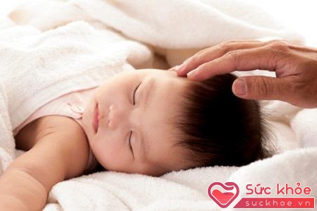 Xoa đầu là một cách để xoa dịu cho bé ngủ