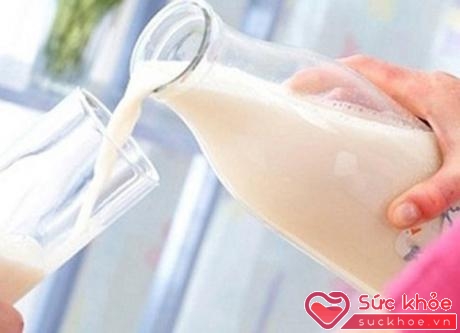 Nhiều chị em thường có thói quen pha sữa cho bé bằng nước vừa sôi xong nhưng một số người lại cho rằng như thế là mất chất.