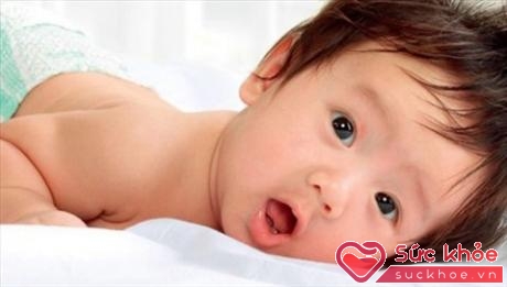 Trẻ mọc chiếc răng đầu tiên khi 6 tháng tuổi