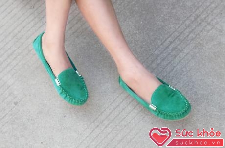Những đôi giày bệt cơ bản sẽ giúp bạn gái giữ được nét gọn gàng, lịch sự và cả sự trẻ trung.