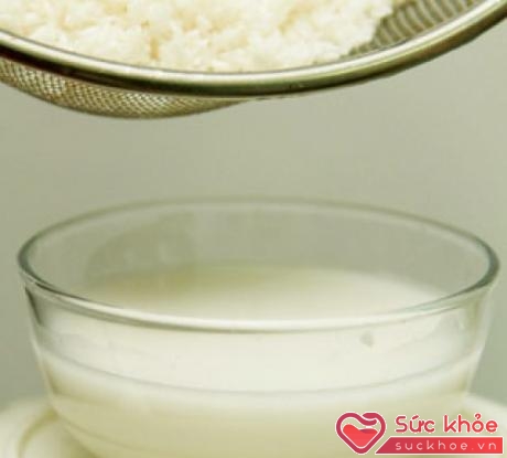 Nước vo gạo đơn giản, dễ dùng mà có hiệu quả làm tóc hết bết và rối.
