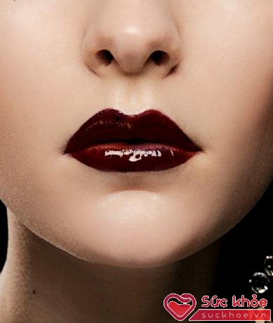 Son môi là một món đồ trang điểm thần kỳ với mọi phụ nữ trên thế giới