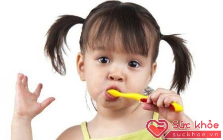 Sau khi cho trẻ ăn bánh kẹo cần cho trẻ đánh răng để phòng sâu răng.