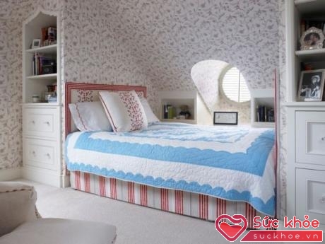 Sử dụng đồ nội thất để chắn một phần không gian riêng cho giường ngủ.