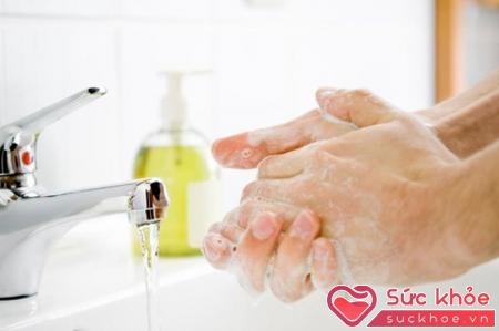 Rửa tay thường xuyên với xà phòng và nước ấm trước khi nấu ăn