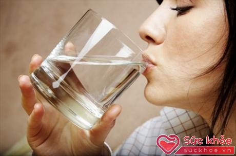 Uống nước giúp bạn duy trì độ ẩm hoàn hảo cho da