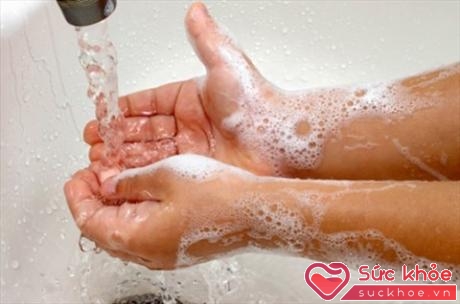 Phải đảm bảo tay bé được rửa bằng xà phòng có tính sát khuẩn và nước sạch