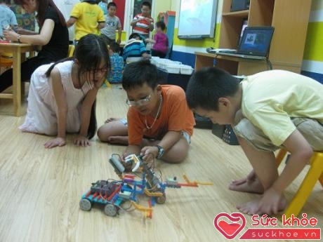 Trẻ có thể học được nhiều điều từ việc tháo lắp đồ chơi
