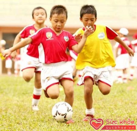 Làm quen với thể thao giúp trẻ có một thể chất và tinh thần khỏe mạnh.