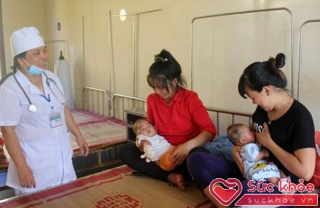 Hướng dẫn bà mẹ cho con bú đúng cách tại Bệnh viện đa khoa Đồng Nai. 