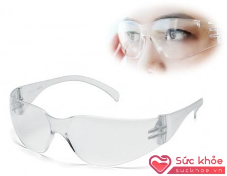 Cần sử dụng kính bảo hộ để bảo vệ mắt.
