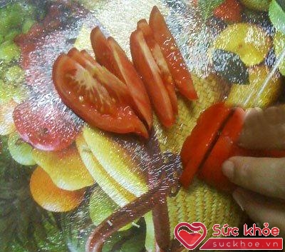 Bổ cà chua thành miếng hình múi cau
