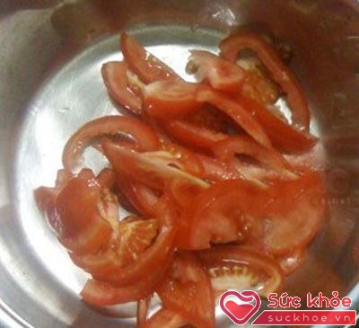 Cho cà chua vào nồi để chuẩn bị nấu canh nấm kim châm