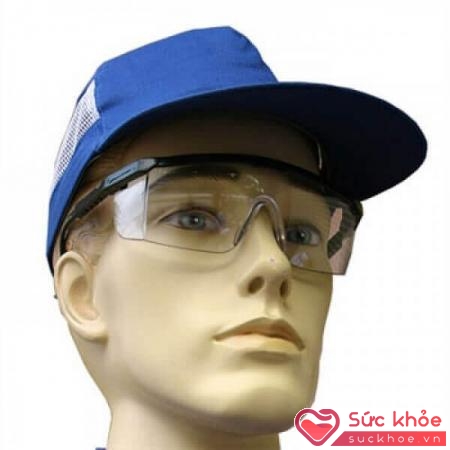 Sử dụng kính bảo hộ lao động trong môi trường vật liệu hoặc không khí độc hại.