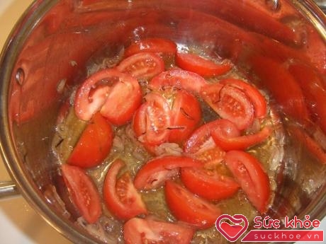 Đổ cà chua vào xào chín và nêm thêm một chút mắm