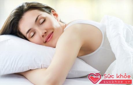 Nằm ngủ vừa đắp chăn vừa bật điều hòa giúp tinh thần thư thái, tâm trạng tốt hơn