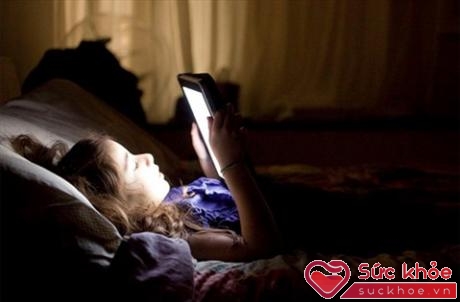 Dùng điện thoại, ipad... trước khi ngủ khiến bộ não không có điều kiện thư giãn 