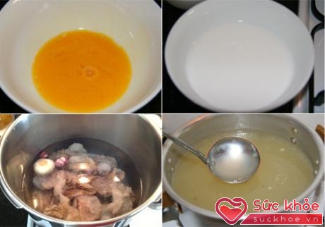 Đánh tan 2 quả trứng gà, pha bột năng với nước, xương ống cho vào nồi ninh lấy nước dùng